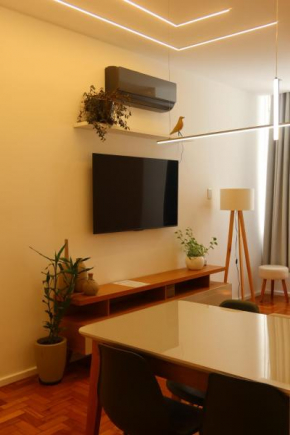 MELHOR APTO SALA E 2 QUARTOS NA QUADRA de COPACABANA